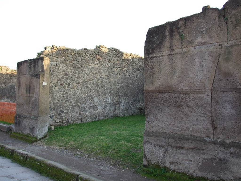 VII.12.10 Pompeii. December 2004. Rear room of shop.