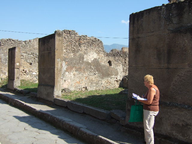VII.12.11 Pompeii. December 2004. Looking south to doorway to rear room and corridor.