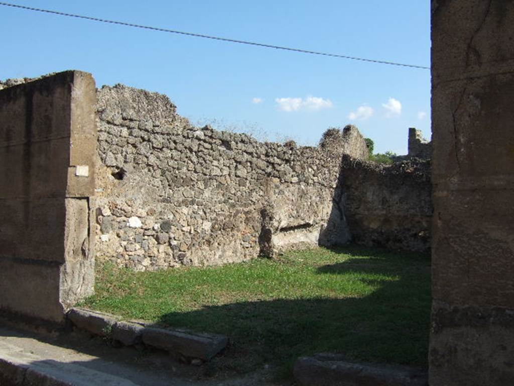 VII.12.12 Pompeii. September 2005. Remains of a bed-niche in south-east corner of biclinium.