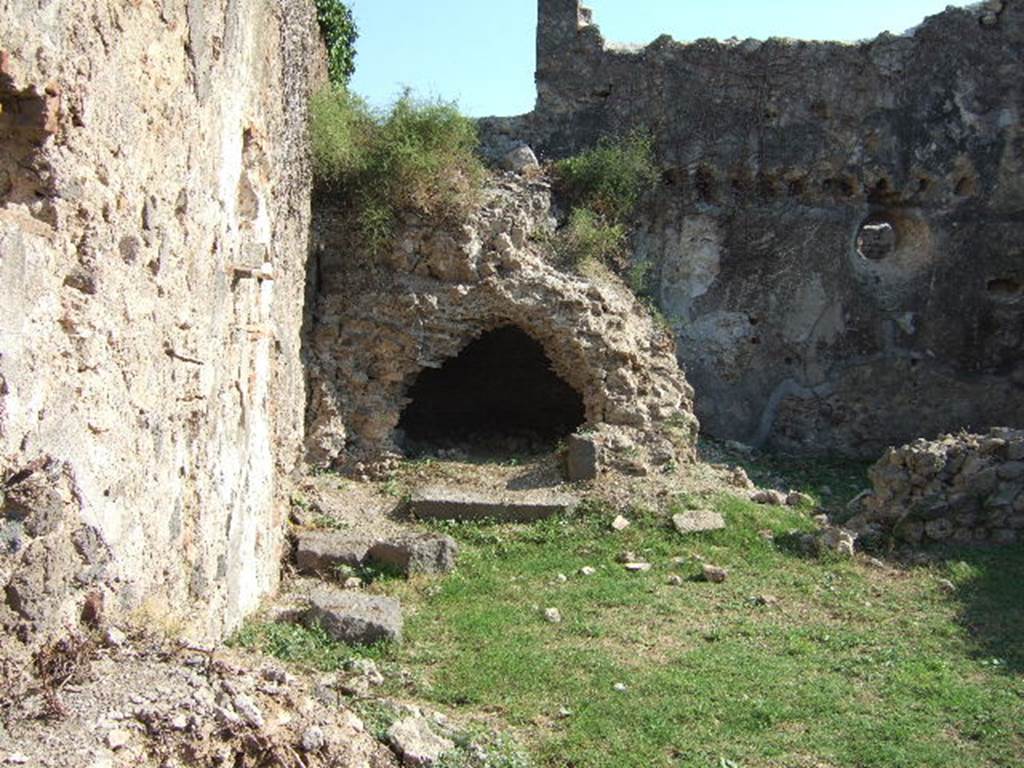 VII.12.13 Pompeii. September 2005. Oven in south-east corner. According to Fiorelli, also found was a cupboard for the bread, and an enclosure that seemed to have been used as a stable.
See Pappalardo, U., 2001. La Descrizione di Pompei per Giuseppe Fiorelli (1875). Napoli: Massa Editore. (p.111)
According to Garcia y Garcia, on display in the antiquarium prior to the 1943 bombing was the skeleton of a rabbit which had been found near the oven in VII.12.13.
See Garcia y Garcia, L., 2006. Danni di guerra a Pompei. Rome: L�Erma di Bretschneider. (p.195)
