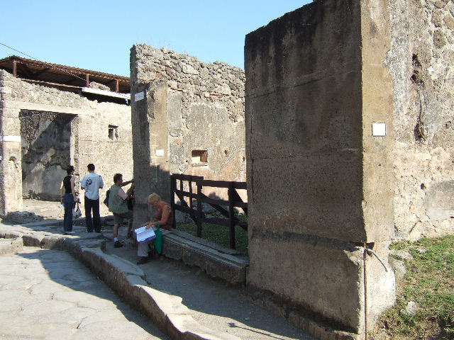 VII.12.14 Pompeii.  September 2005.  South west corner of shop.