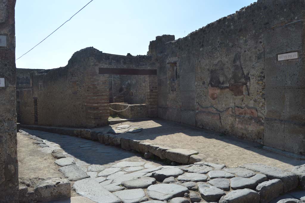 VII.12.15 Pompeii. September 2005. Niche. According to Boyce, in the west wall of the bar-room was an arched niche with projecting floor. Below the niche was a stucco cornice.
See Boyce G. K., 1937. Corpus of the Lararia of Pompeii. Rome: MAAR 14. (p.71, no.320)