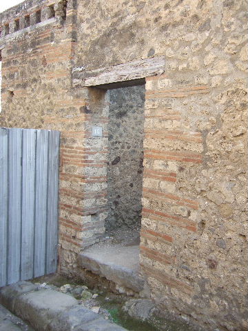 VII.12.16 Pompeii. September 2005. Looking south to entrance doorway. According to Della Corte, found to the right of the doorway were the words – Scribit Paris, idem rogat    [CIL IV 821]
He thought the entrance doorway led to steps to a hospitium on the upper floor, and that the host was named Paris.  See Della Corte, M., 1965.  Case ed Abitanti di Pompei. Napoli: Fausto Fiorentino. (p.202)
According to Epigraphik-Datenbank Clauss/Slaby (See www.manfredclauss.de), CIL IV 821 read -
A(ulum) Suettium Certum aed(ilem) o(ro) v(os) f(aciatis)
scrib(s)it Paris idem rogat
aetatis d(ignum) [r(ei) p(ublicae)] Iarin[    [CIL IV 821]

