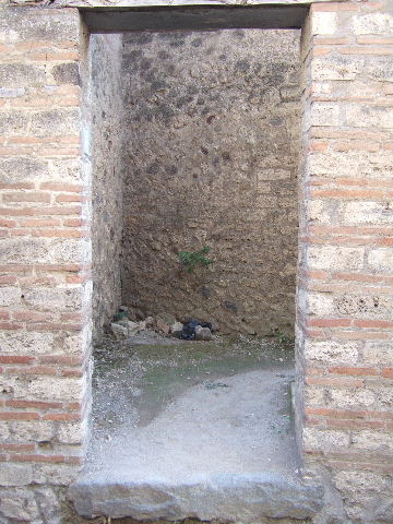 VII.12.16 Pompeii. September 2005. Looking west into entrance doorway.