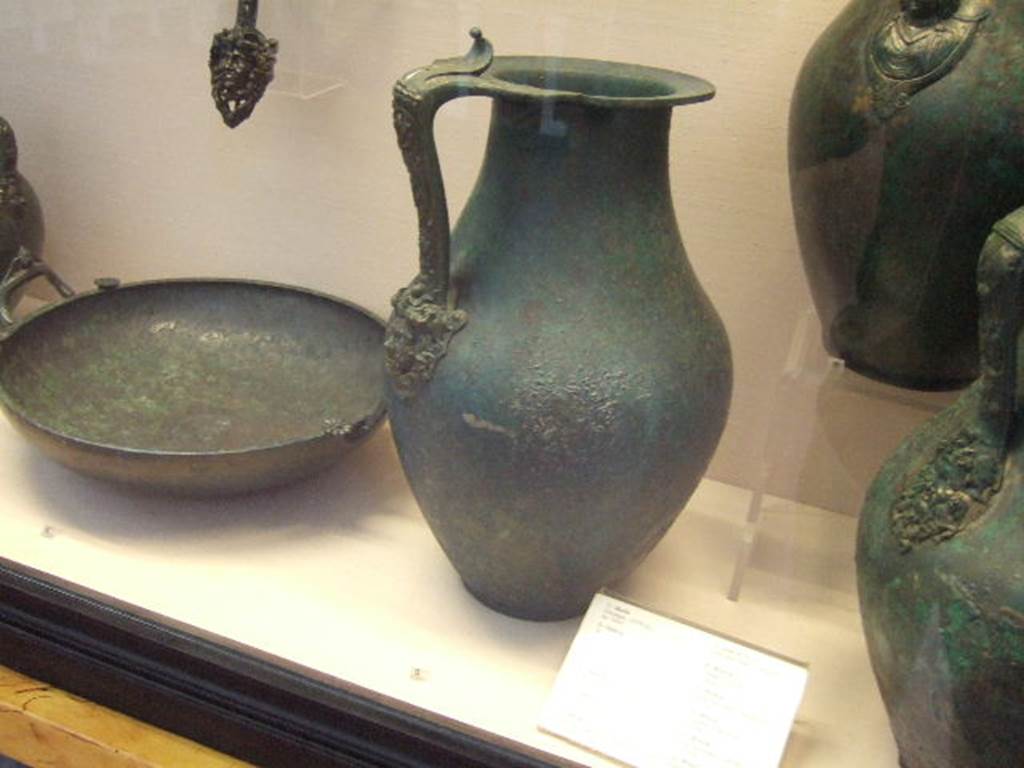 VII.12.17 Pompeii. Bronze brocca jug found in Fullonica VII.12.17. Now in Naples Archaeological Museum. Inventory number: 69493.