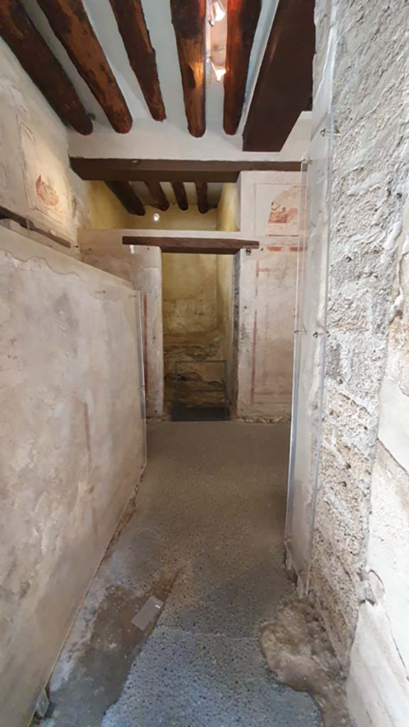 VII.12.18 Pompeii. July 2021. 
Looking north from doorway at VII.12.19, with screen/wall of latrine, on left.
Foto Annette Haug, ERC Grant 681269 DÉCOR.
