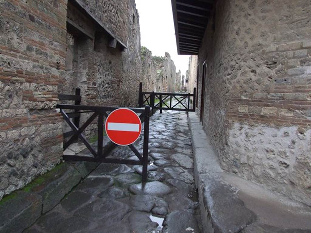 VII.12.19 Pompeii. December 2005. Lupanare doorway.