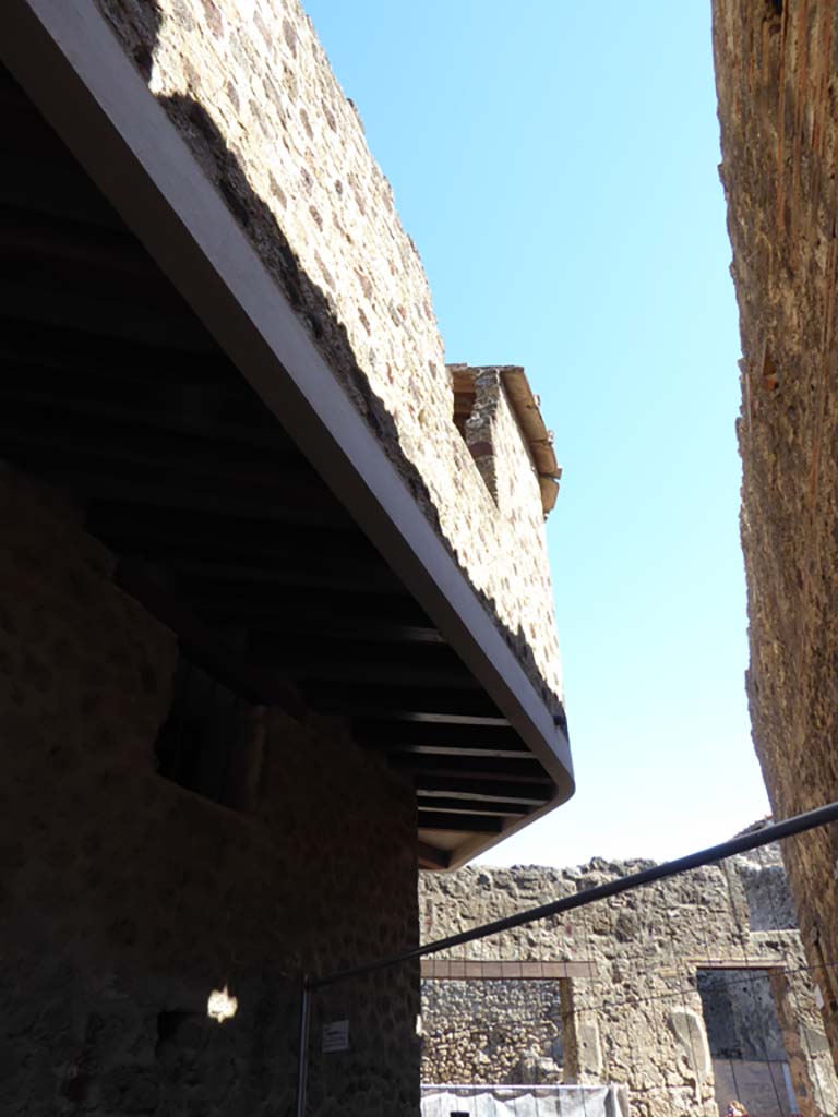 VII.12.19 Pompeii. September 2015.
Looking east from Vicolo del Balcone Pensile, towards upper storey, on left.
Foto Annette Haug, ERC Grant 681269 DÉCOR.