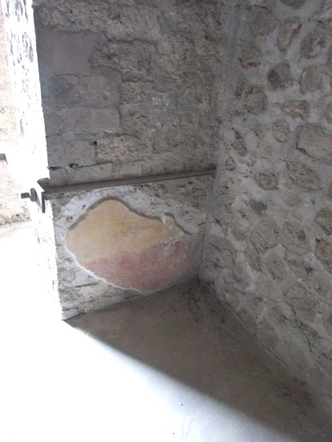 VII.12.20  Pompeii.  March 2009.  Remains of painted plaster under window sill of Room 4.