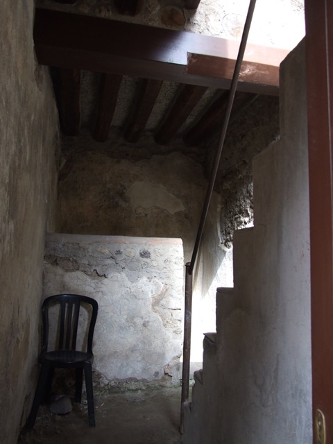VII.12.20 Pompeii. March 2009. Entrance corridor, leading to latrine and staircase, originally made of wood. See Pappalardo, U., 2001. La Descrizione di Pompei per Giuseppe Fiorelli (1875). Napoli: Massa Editore. (p.112)