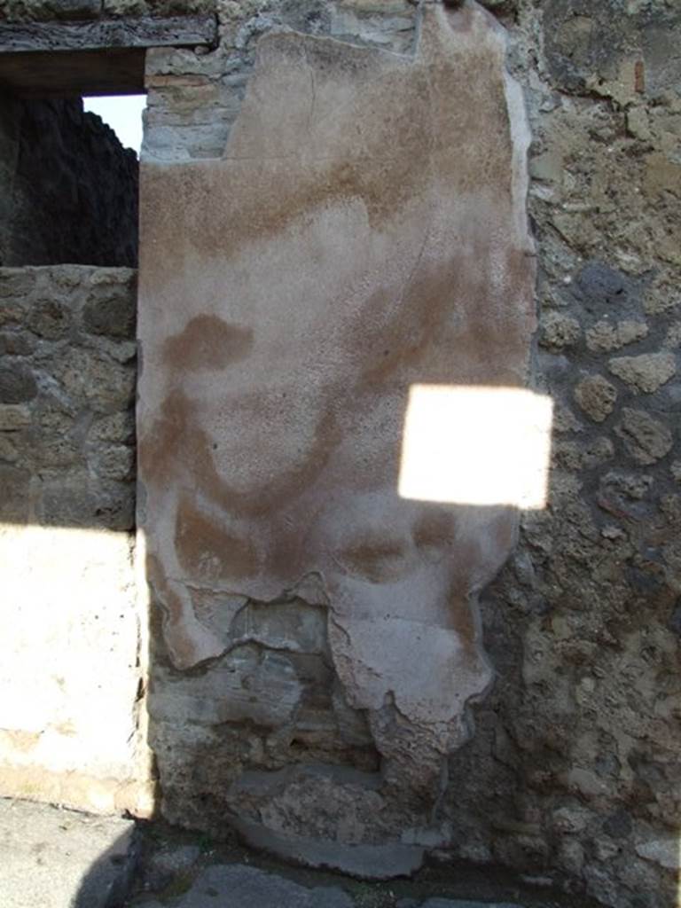 VII.12.22 Pompeii. December 2007. Entrance doorway, on right, showing plaster to left of entrance. On the left is the doorway to VII.12.23.
