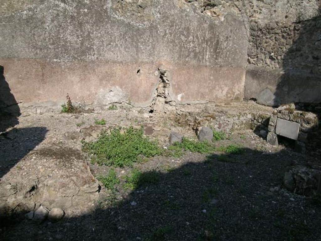 VII.12.23 Pompeii. June 2005. East side of rear room.
Masonry bench with site of boiler, and wall covered in cocciopesto, with a high plinth.
Photo courtesy of Nicolas Monteix.