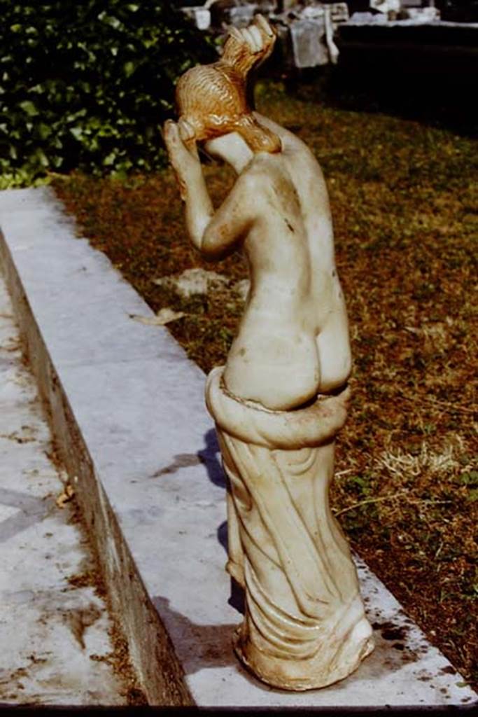 VII.12.23 Pompeii. 1971. Rear of statue of Venus. Photo by Stanley A. Jashemski.
Source: The Wilhelmina and Stanley A. Jashemski archive in the University of Maryland Library, Special Collections (See collection page) and made available under the Creative Commons Attribution-Non Commercial License v.4. See Licence and use details.
J71f0288