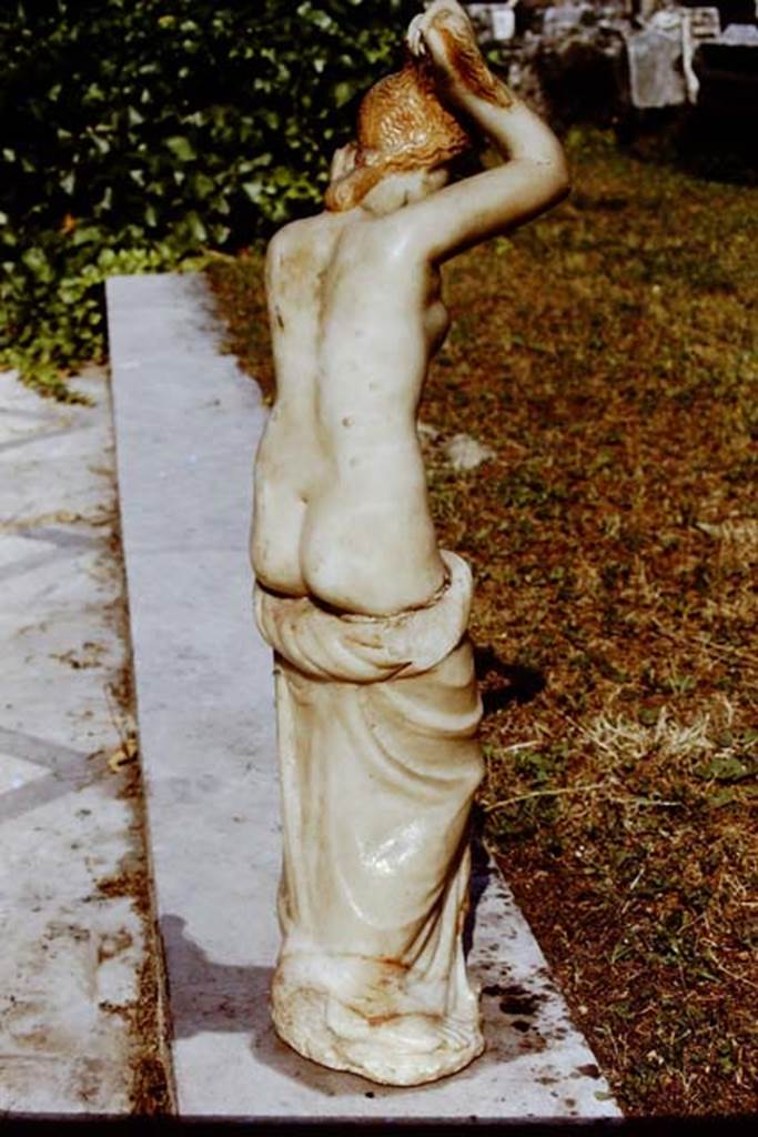 VII.12.23 Pompeii. 1971. Rear of statue of Venus. Photo by Stanley A. Jashemski.
Source: The Wilhelmina and Stanley A. Jashemski archive in the University of Maryland Library, Special Collections (See collection page) and made available under the Creative Commons Attribution-Non Commercial License v.4. See Licence and use details.
J71f0289