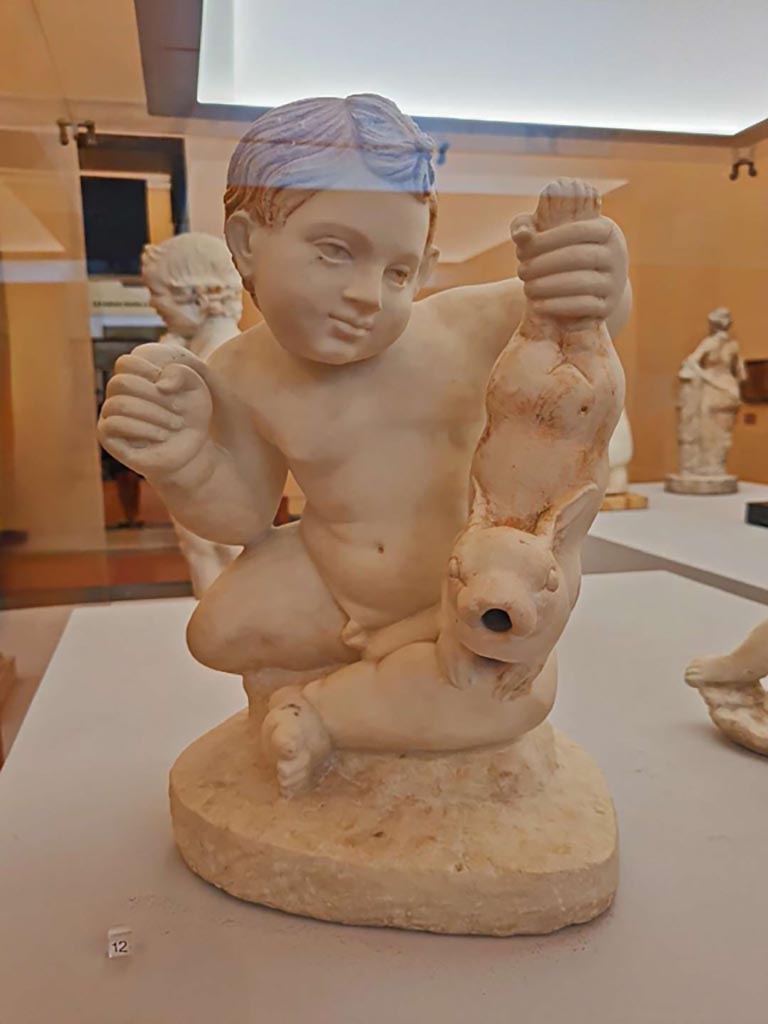 VII.12.23 Pompeii. October 2023. Marble statuette found in the garden area.
- (12) Fountain figure of a child holding up a hare, (inv. 6533).
Photo courtesy of Giuseppe Ciaramella.
On display in “L’altra MANN” exhibition, October 2023, at Naples Archaeological Museum.