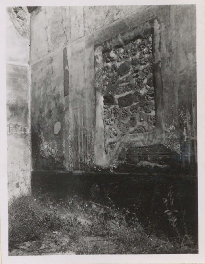 VII.12.26 Pompeii. Pre-1942.
Looking towards east wall of triclinium and recess remaining after the painting was cut out.
See Warscher, T. 1942. Catalogo illustrato degli affreschi del Museo Nazionale di Napoli. Sala LXXX. Vol.2. Rome, Swedish Institute.