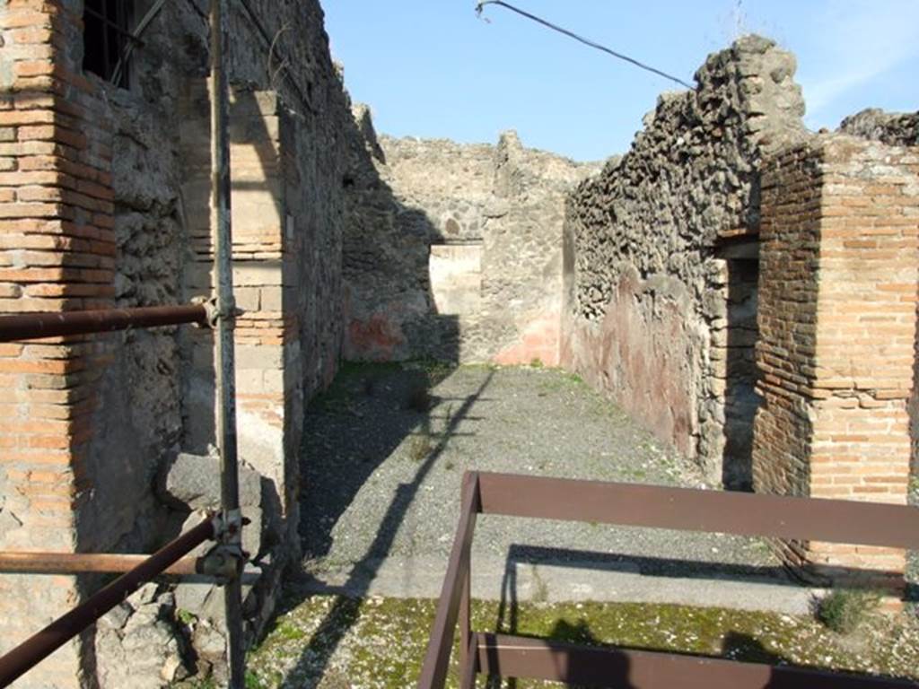 VII.12.27 Pompeii. May 2010. Threshold or sill at front of shop.