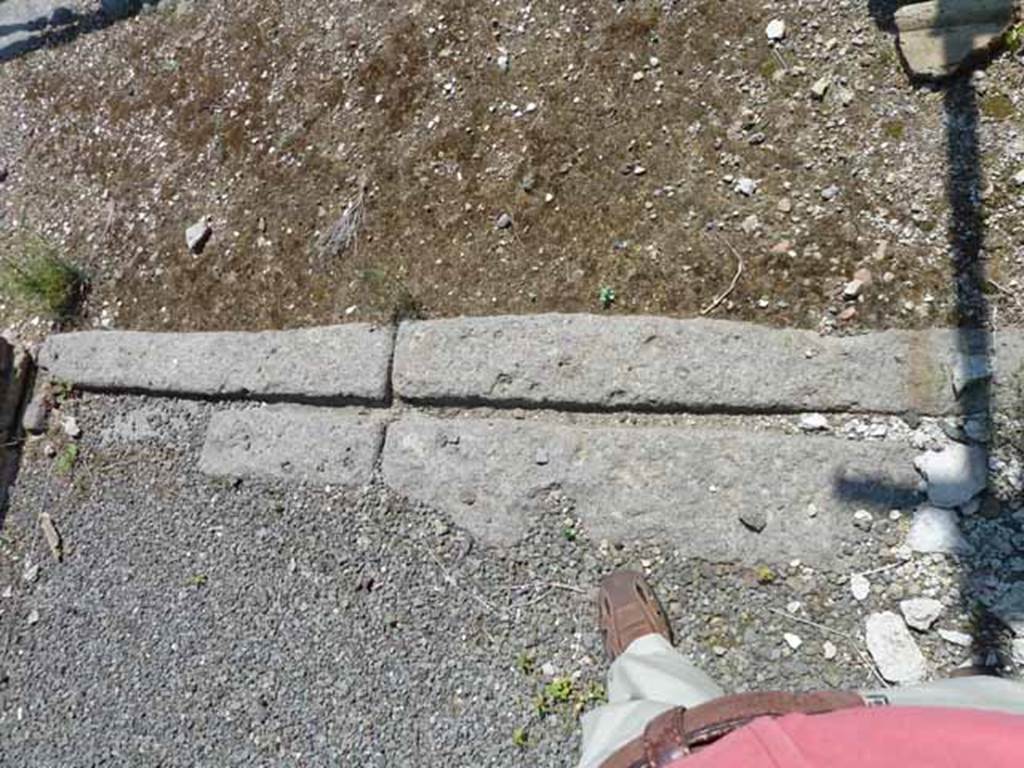 VII.12.27 Pompeii. May 2010. Threshold or sill at front of shop.