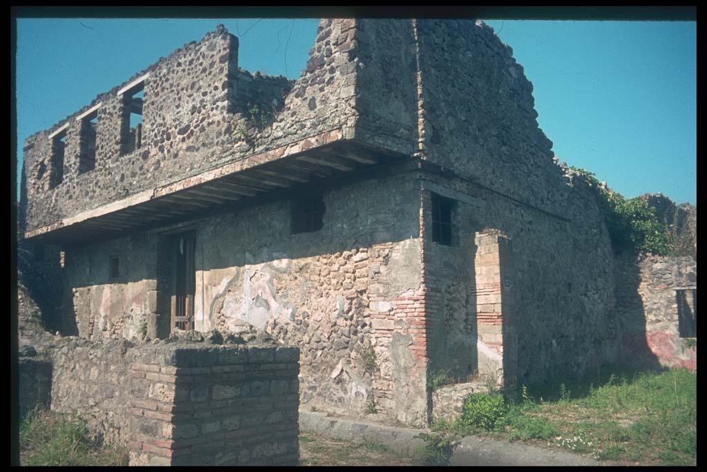 VII.12.28 Pompeii. Front façade, looking north-west.
Photographed 1970-79 by Günther Einhorn, picture courtesy of his son Ralf Einhorn.