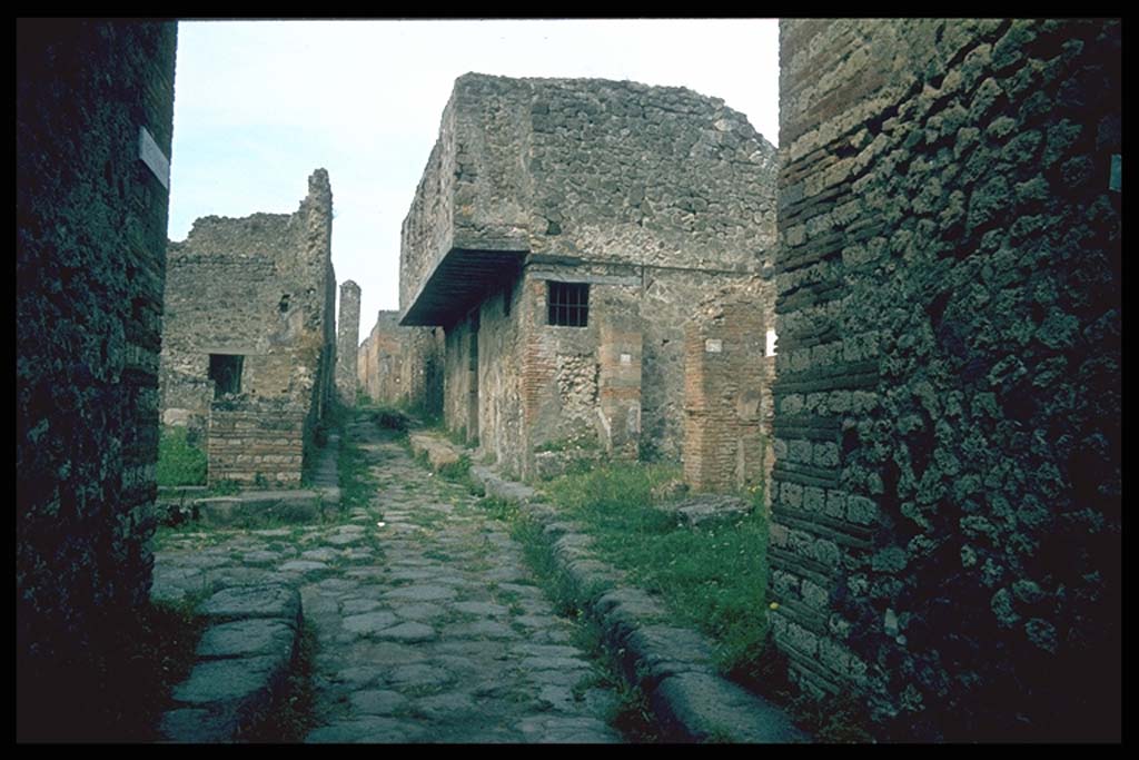 VII.12.28 Pompeii. Looking west to the junction of Vicolo del Balcone Pensile with Vicolo della Maschera, on the left.
Photographed 1970-79 by Günther Einhorn, picture courtesy of his son Ralf Einhorn.