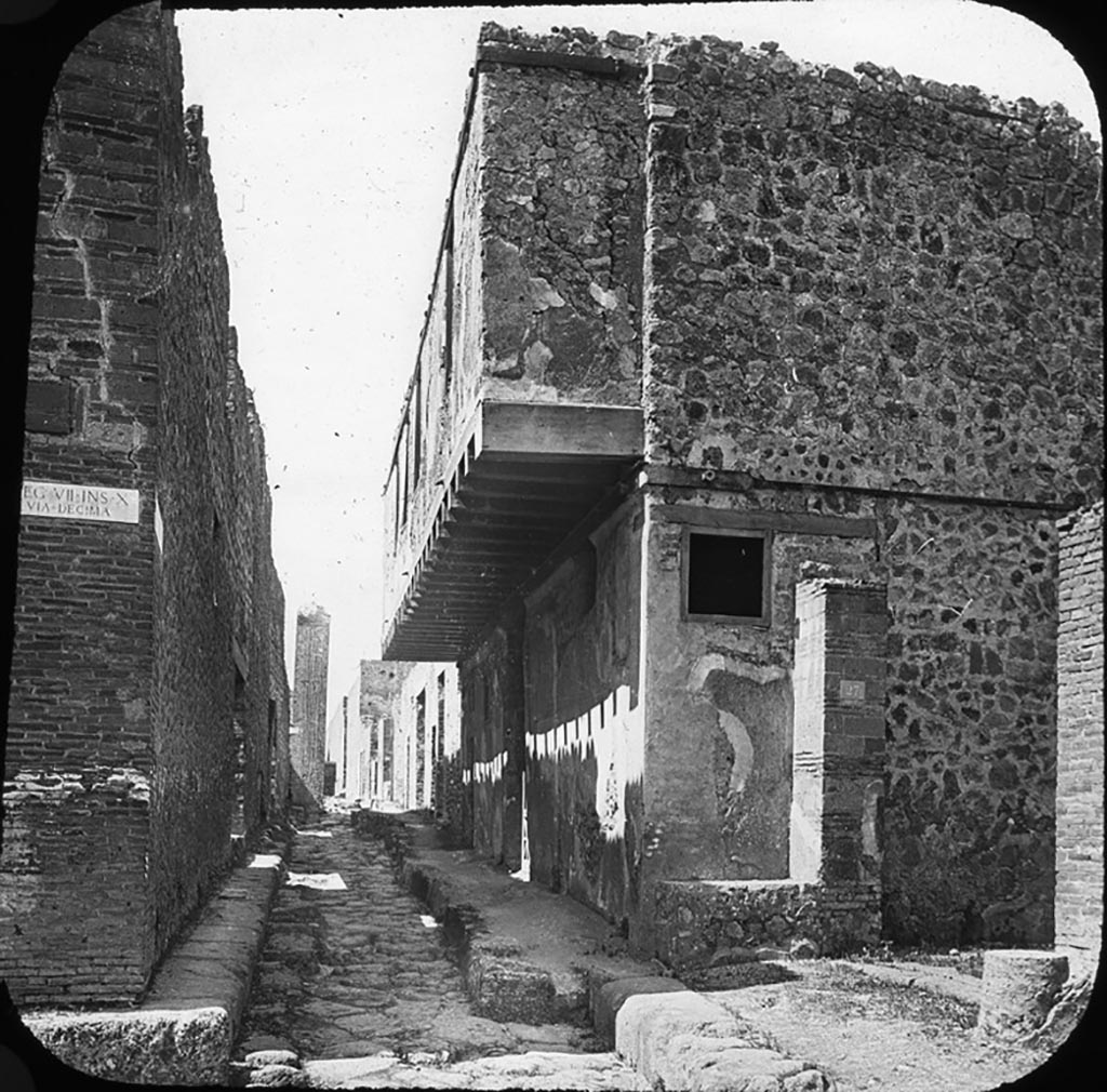 VII.12.28 Pompeii. Looking west along Vicolo del Balcone Pensile with House of the Hanging Balcony, on right.
Photo by permission of the Institute of Archaeology, University of Oxford. File name instarchbx202im 004. Resource ID 44506.
See photo on University of Oxford HEIR database
