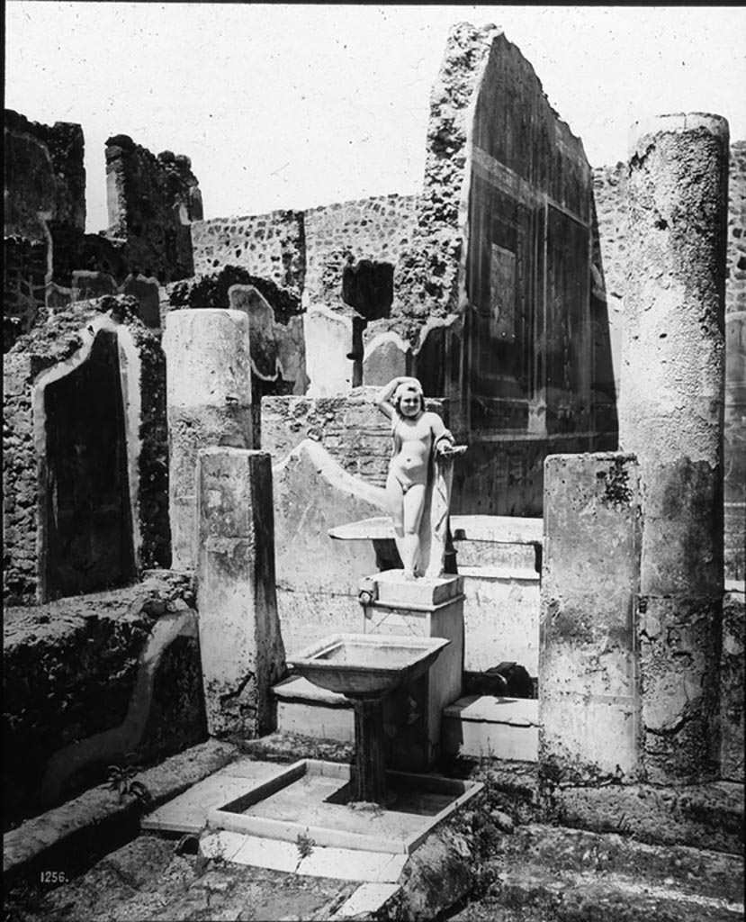 VII.12.28 Pompeii. Looking north towards fountain and statue in garden area.
In the upper centre of the photo, the decorated west wall of the exedra can be seen.
Photo by permission of the Institute of Archaeology, University of Oxford. File name instarchbx202im006. Resource ID. 44496.
See photo on University of Oxford HEIR database