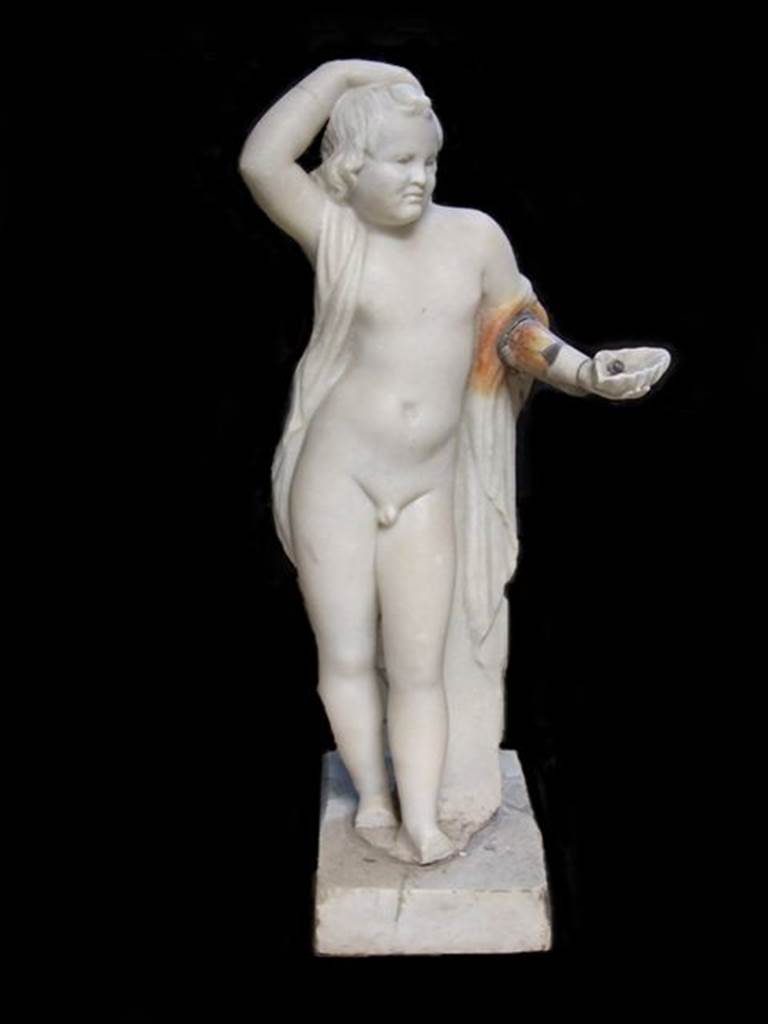 VII.12.28 Pompeii. Marble fountain statue of small boy with hand on head and holding a shell. Found in Viridarium. Front view. SAP inventory number 20395.