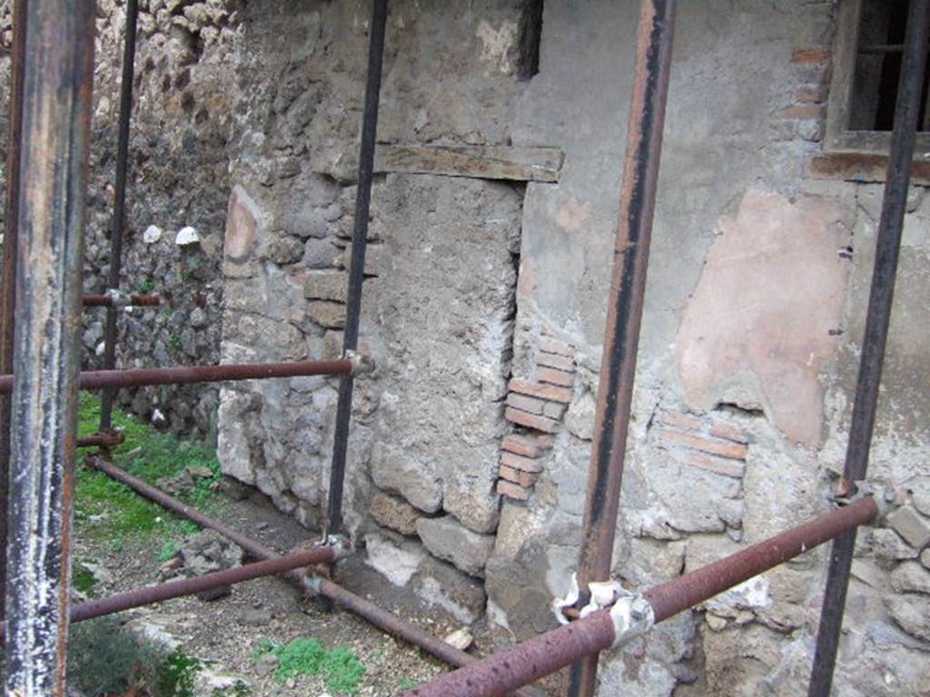 VII.12.29 blocked entrance and VII.12.28 on Vico del Balcone Pensile.  December 2005.