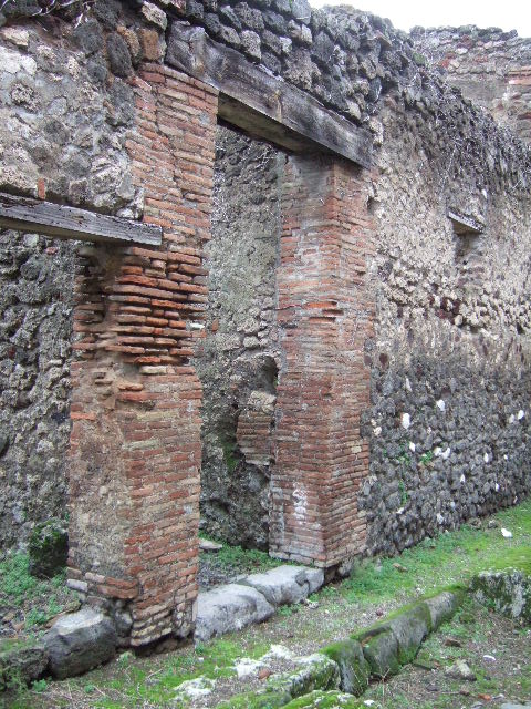 VII.12.30 Pompeii. December 2005. Entrance doorway.