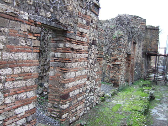 VII.12.32 Pompeii. December 2005. Entrance doorway, looking north-west.