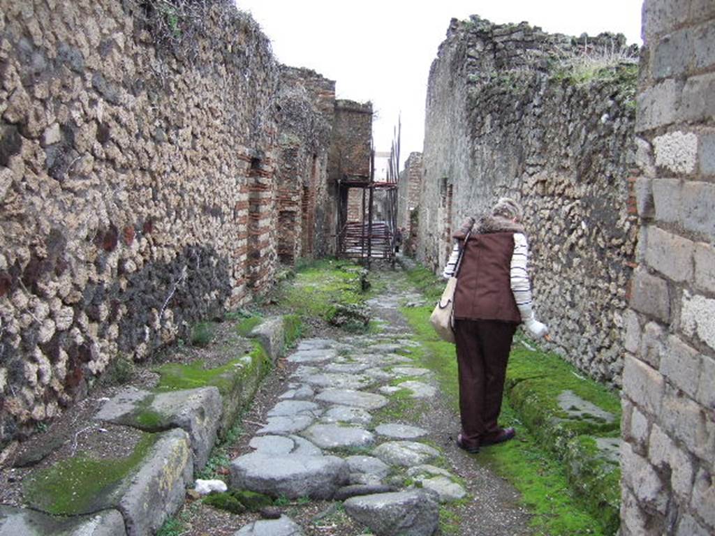 VII.12.33 Pompeii. December 2005. Entrance doorway looking north-east.