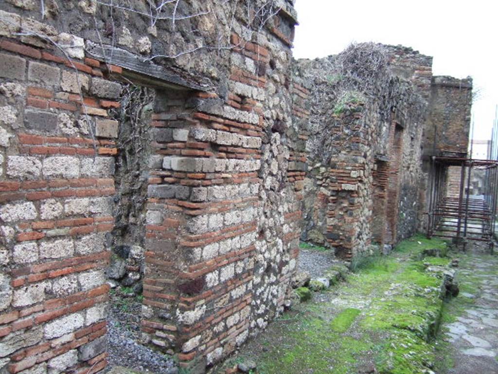 VII.12.33 Pompeii. May 2006. Upper surface of masonry bed.