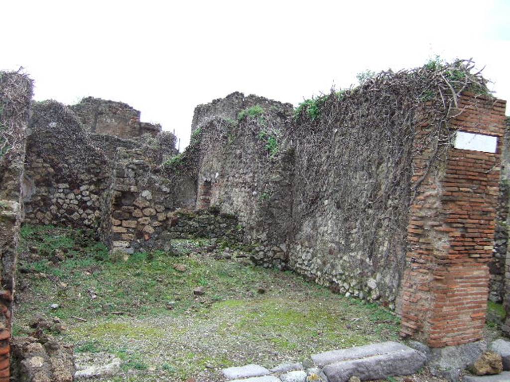 VII.12.34 side wall, Pompeii. December 2005.Vicolo del Balcone Pensile looking east. VII.10 on right.