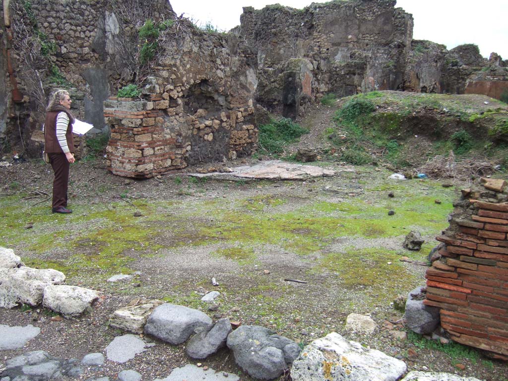 VII.12.35 Pompeii. December 2005. Entrance doorway, looking north-east into room (a), on plan below.
See Packer, Jim, Inns at Pompeii: a short survey. In Cronache Pompeiane, IV, 1978, (p.9-12).