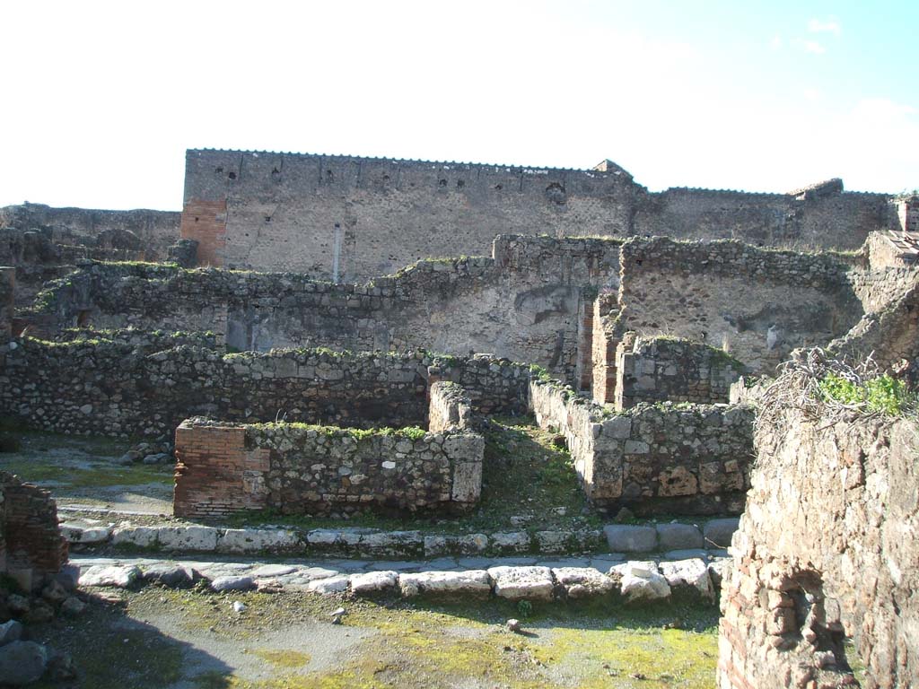 VII.12.35 Pompeii. December 2004. Looking west across VII.12.35, room (a) in foreground and room (b) in right foreground.