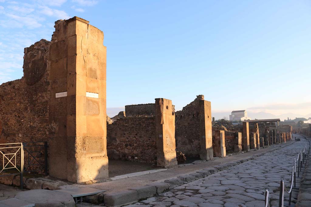 VII.13.1, Pompeii, on left. December 2018. 
Looking east along north side of Via dell�Abbondanza, from junction with Vicolo di Eumachia, on left. Photo courtesy of Aude Durand.

