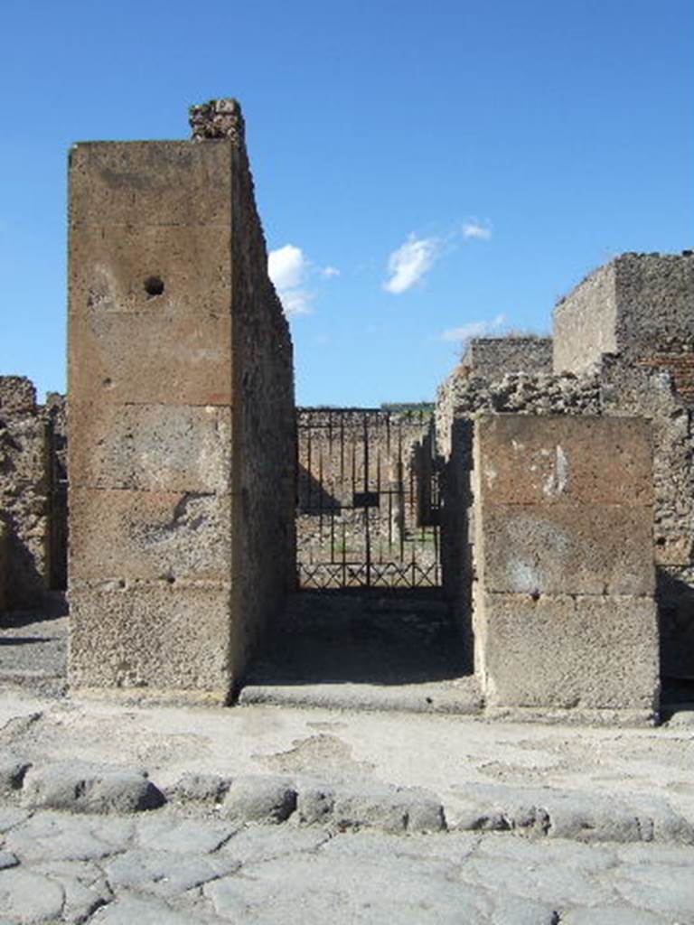VII.13.4 Pompeii. September 2005. Entrance on Via dell�Abbondanza. 

