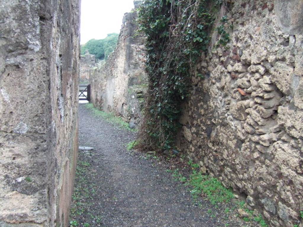 VII.13.8 Pompeii. December 2005. Looking south to entrance of Via dell�Abbondanza, along fauces or entrance corridor. 