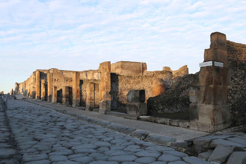 VII.13.10, Pompeii, on right. December 2018. 
Looking north-west along insula VII.13, on north side of Via dell�Abbondanza. Photo courtesy of Aude Durand.
