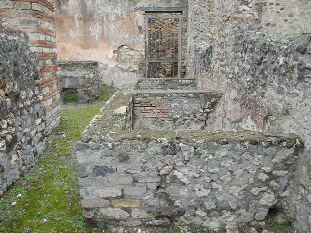 VII.14.5 Pompeii.  March 2009.  Room 22. Interior of Large Basin