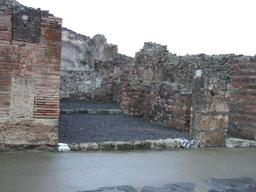 VII.14.6 Pompeii. Shop. Looking north.