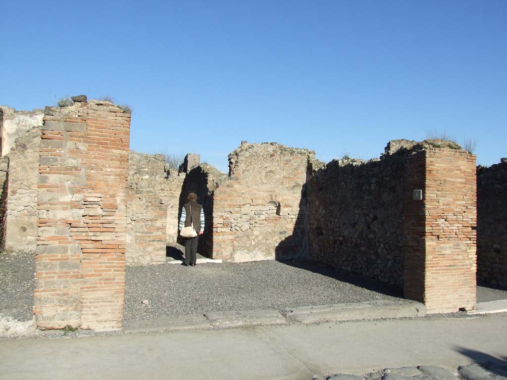 VII.14.8 Pompeii. December 2006. Niche. According to Boyce, in the north wall of the shop was an arched niche. It was called by Fiorelli “la nicchia dei Penati”. Fiorelli, Descr., 302.
See Boyce G. K., 1937. Corpus of the Lararia of Pompeii. Rome: MAAR 14. (p. 72, no.328)