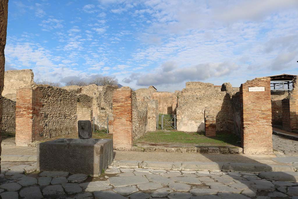 VII.14.14 Pompeii on right. December 2018.
Looking north to entrance doorways, with VII.14.13 behind fountain on left. Photo courtesy of Aude Durand.