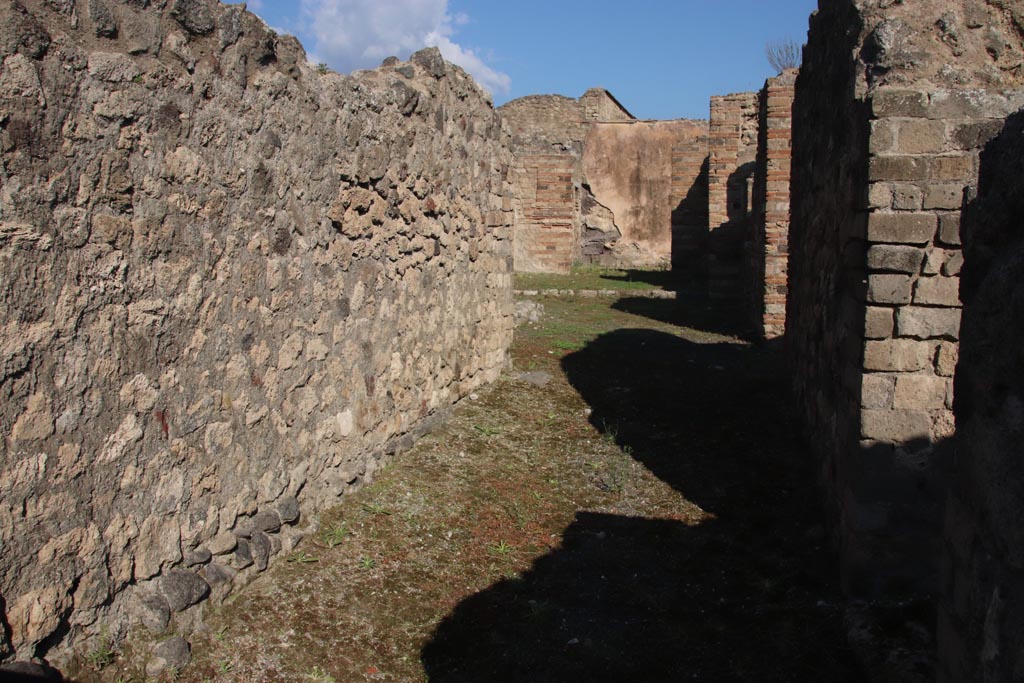 VII.14.14 Pompeii looking into VII.14.15. October 2022.
Looking north from shop-room towards atrium of dwelling, see VII.14.15. Photo courtesy of Klaus Heese.