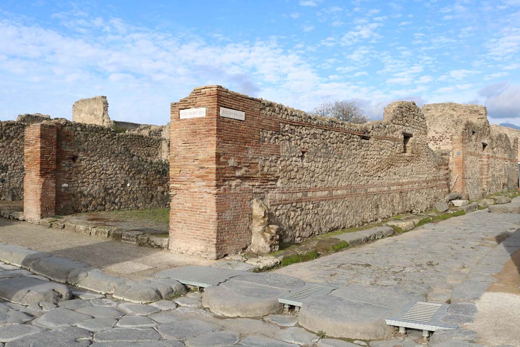 VII.14.14, Pompeii, on left. December 2018.
Looking north on Via dell’Abbondanza at junction with Vicolo del Lupanare, with street altar on west side. Photo courtesy of Aude Durand.