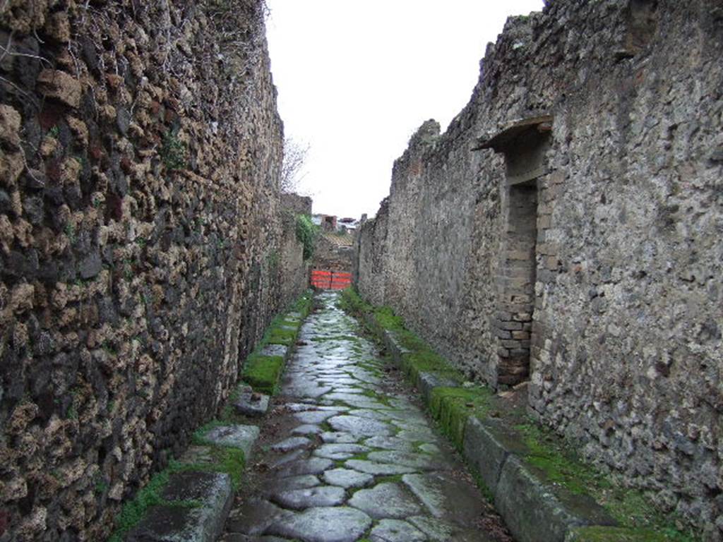 VII.11 Pompeii. December 2005. Vicolo degli Scheletri, looking east. VII.14.17 on right.