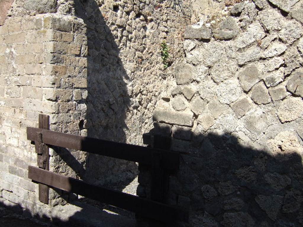 VII.14.20 Pompeii. September 2005. Entrance doorway to rear room of shop. According to Eschebach, this doorway was the posticum for the shop at VII.14.20. It also had a separate steps to the upper floor above the shop and a latrine nearby in the rear room. See Eschebach, L., 1993. Geb�udeverzeichnis und Stadtplan der antiken Stadt Pompeji. K�ln: B�hlau. (p.337)
