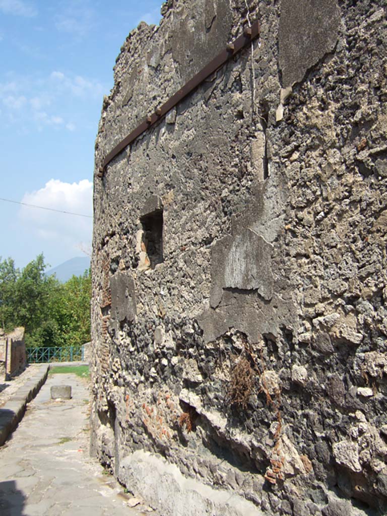 VII.15.1 Pompeii. December 2007. Looking west towards atrium of  VII.15.1, photo taken through the first connecting door from the west side of atrium of VII.15.2.

