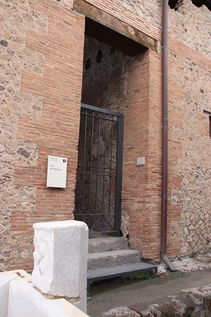 VII.15.1 Pompeii.  December 2007.  Cubiculum on east side of entrance.
