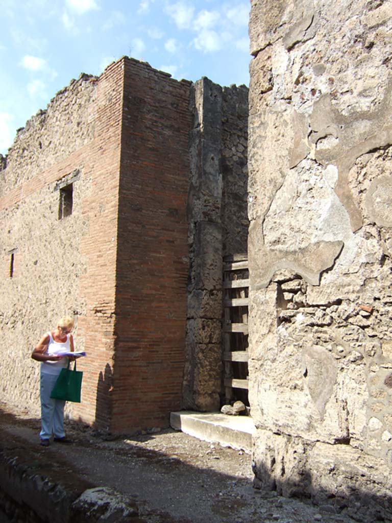 VII.15.2 Pompeii. September 2005. Entrance.
On the west side (left) of the entrance a painted graffito was found: 
(C. Lollius?) Fuscus cupidus fecit   [CIL IV 3582]  On one of the side walls of this vestibule, two other painted graffiti were found: Fuscus cupidus fecit  [CIL IV 3583] and [Fuscus] cupidus rog(at)  [CIL IV 3585] See Della Corte, M., 1965.  Case ed Abitanti di Pompei. Napoli: Fausto Fiorentino. (p.199)
According to Epigraphik-Datenbank Clauss/Slaby (See www.manfredclauss.de), these read –

Kapella(m) IIvir(um)
IIvir(um) Cupidus
Fuscus fecit       [CIL IV 3582]

Paquium d(uum)vi(rum)
Fuscus Cupidus
fecit       [CIL IV 3583]

P(ublium) P(aquium) P(roculum) et C[3]
Cupidus
rog(at)       [CIL IV 3585]
 
